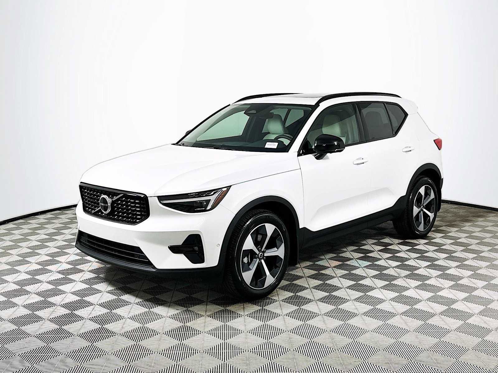 Used 2025 Volvo XC40 B5 Plus w/ Climate Package image 3