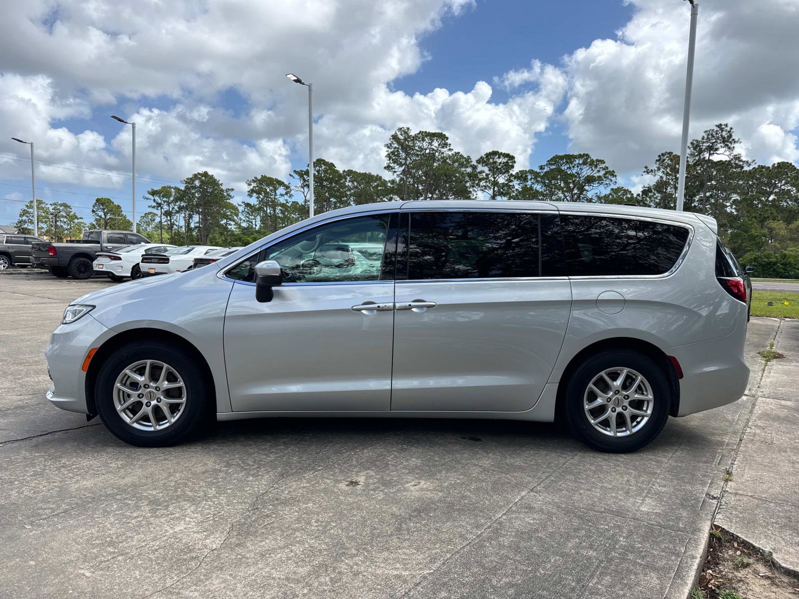 Certified 2023 Chrysler Pacifica Touring-L image 6
