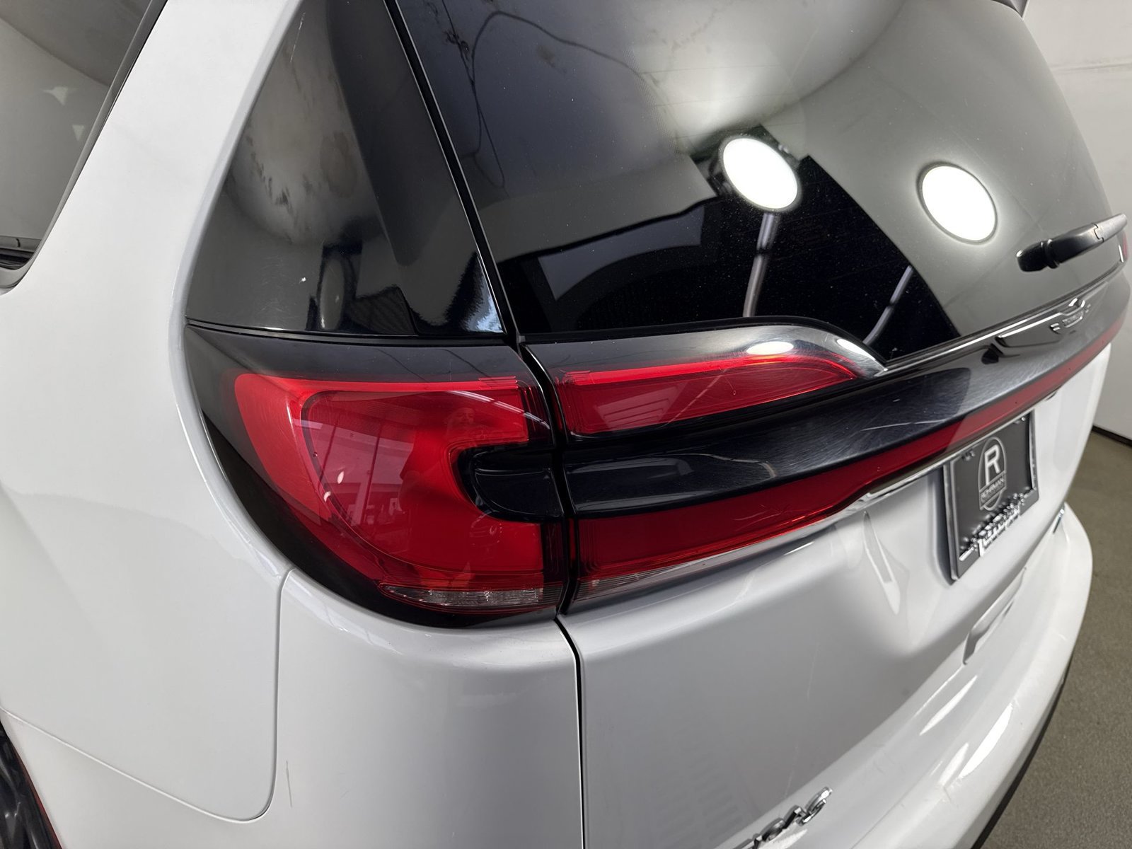 Used 2024 Chrysler Pacifica Limited FWD image 30
