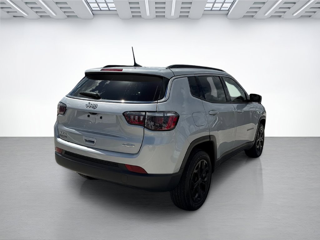 Used 2025 Jeep Compass Latitude AWD/4WD image 3
