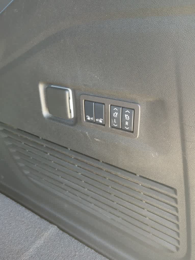 Used 2024 GMC Yukon XL Denali AWD/4WD image 27