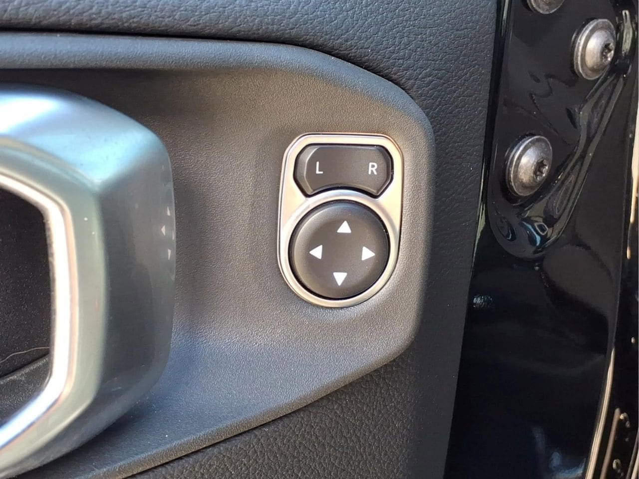 Used 2025 Jeep Gladiator Mojave w/ Convenience Group AWD/4WD image 13