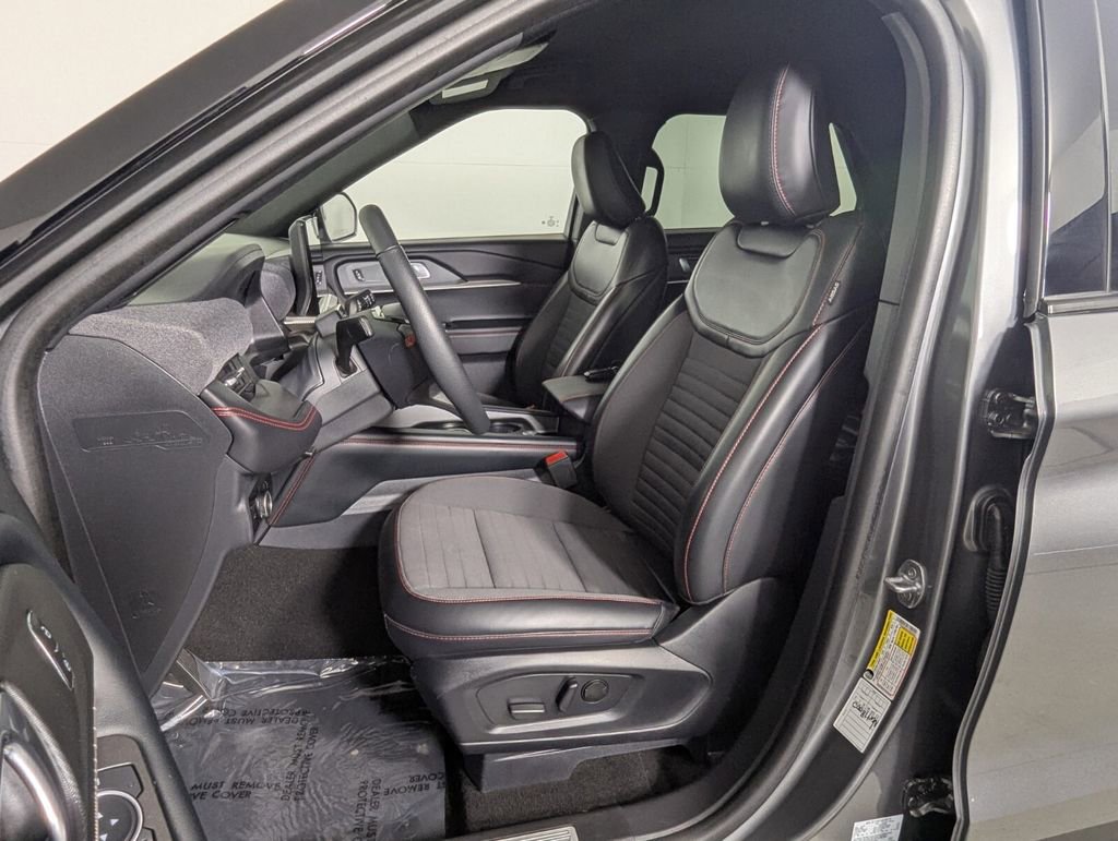 Used 2025 Ford Explorer ST-Line w/ ST-Line Street Pack image 14