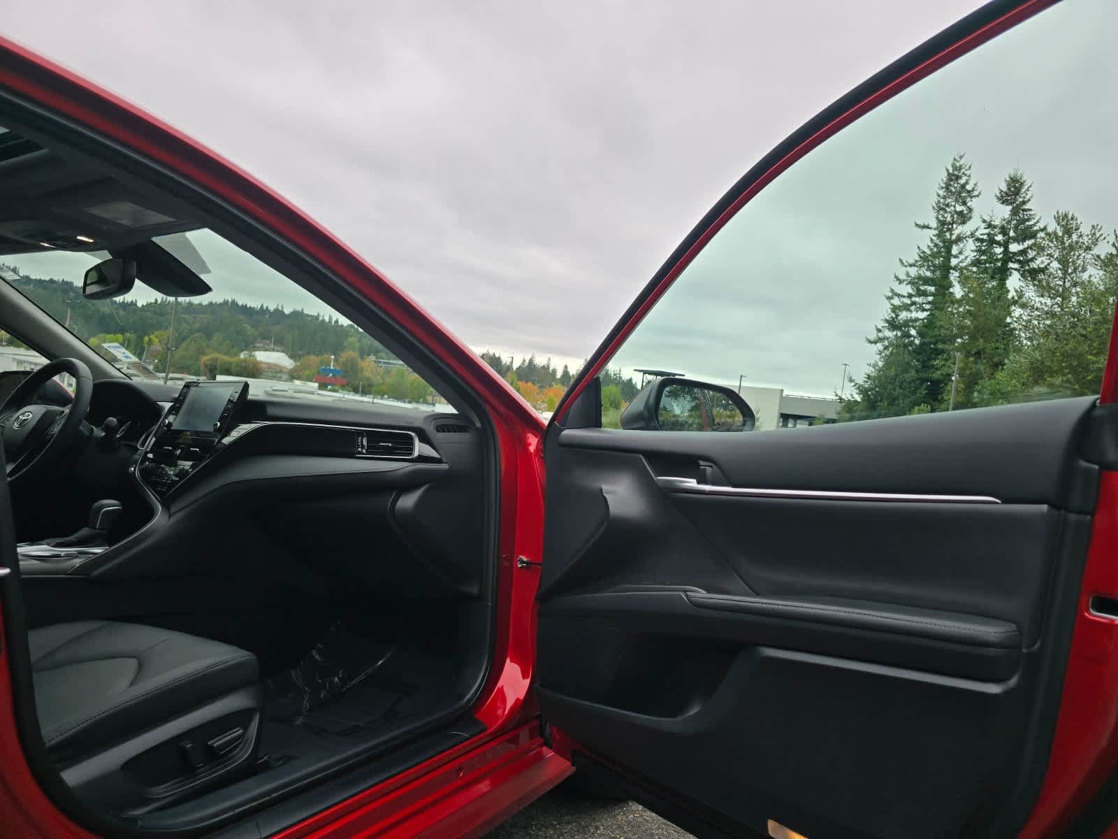 Used 2024 Toyota Camry XLE w/ Navigation Package FWD image 29