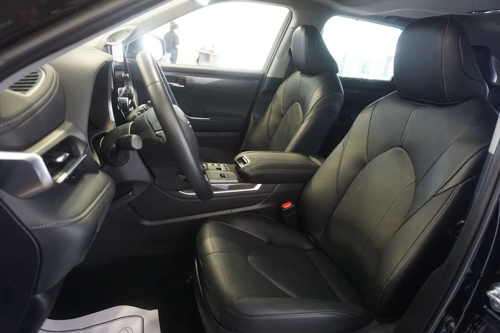 Used 2025 Toyota Highlander Limited AWD/4WD image 21