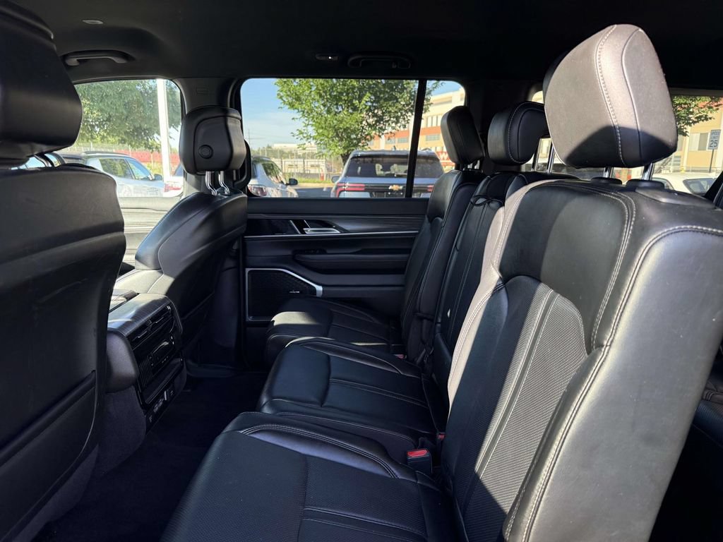 Certified 2024 Jeep Wagoneer L Series II w/ Flexible Seating Group AWD/4WD image 17