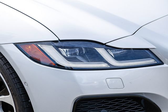 Used 2021 Jaguar XF R-Dynamic SE image 8