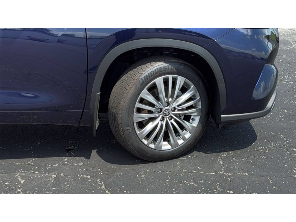 New 2026 Toyota Highlander Platinum AWD/4WD image 11