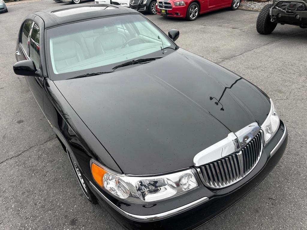 Used 2002 Lincoln Town Car Cartier RWD image 18