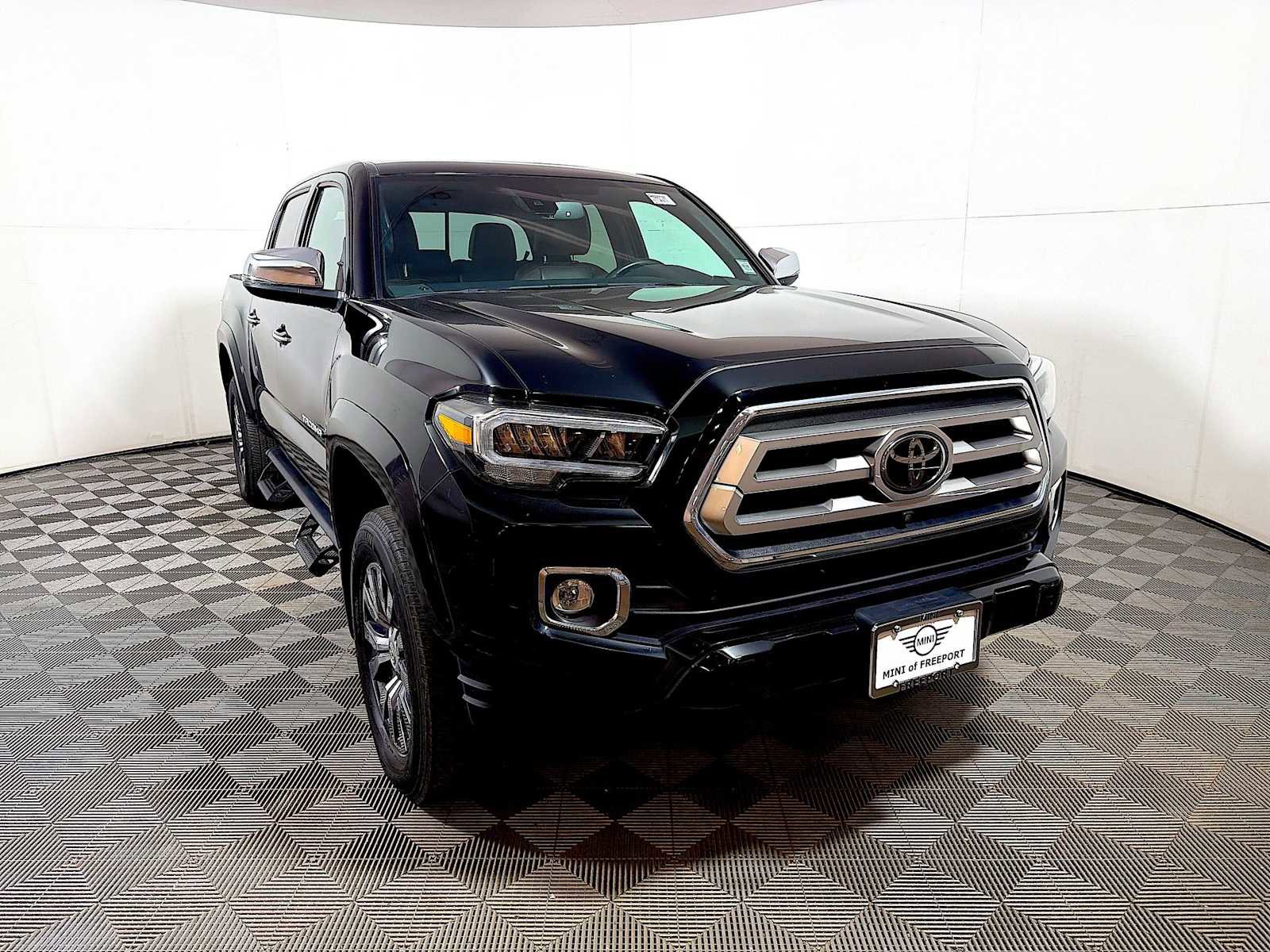 Used 2023 Toyota Tacoma Limited image 2