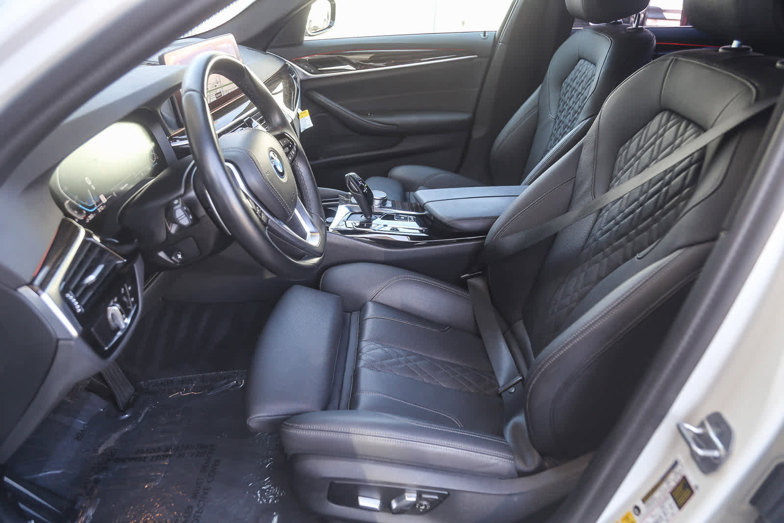 Used 2023 BMW 530e w/ Convenience Package image 14