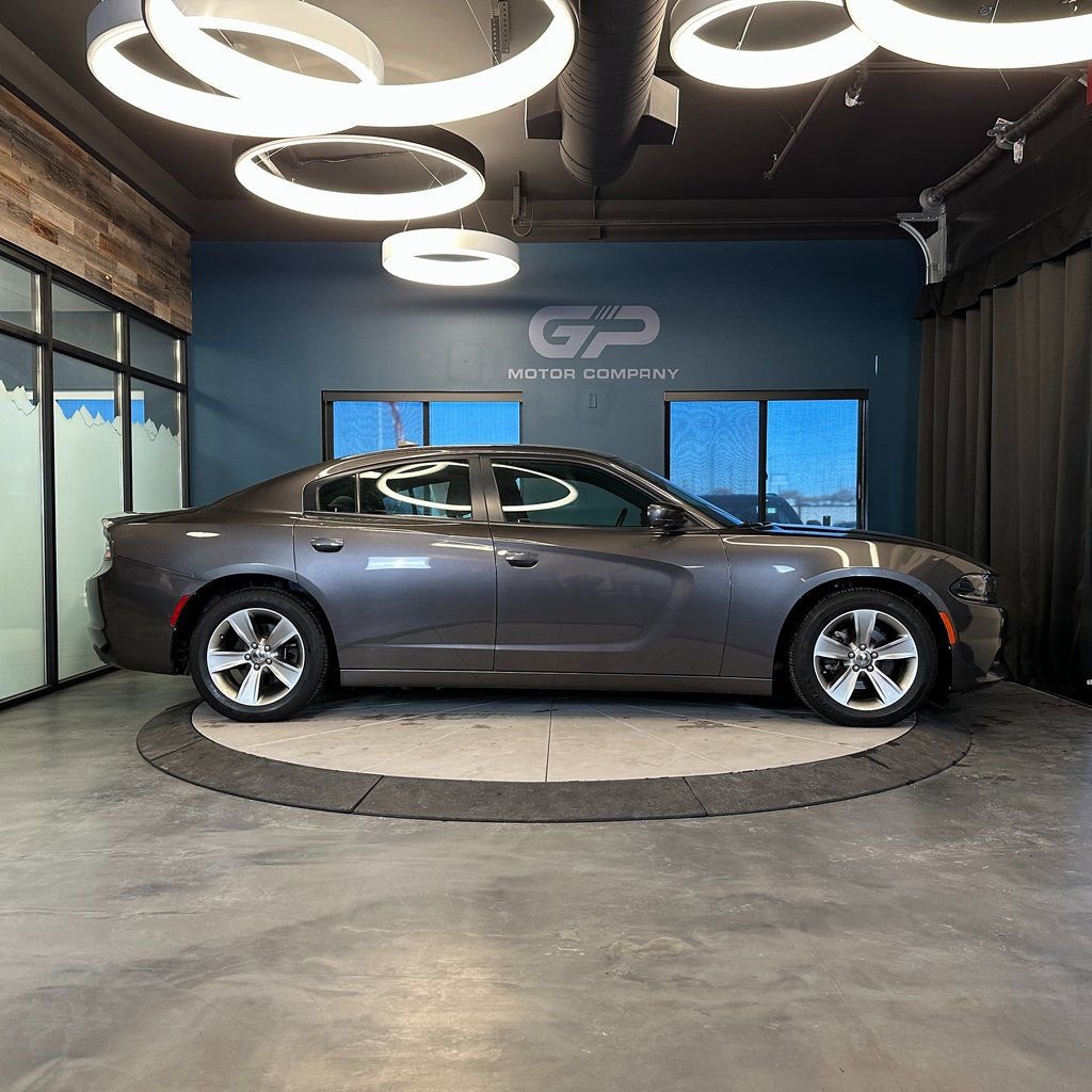 Used 2017 Dodge Charger SXT image 2