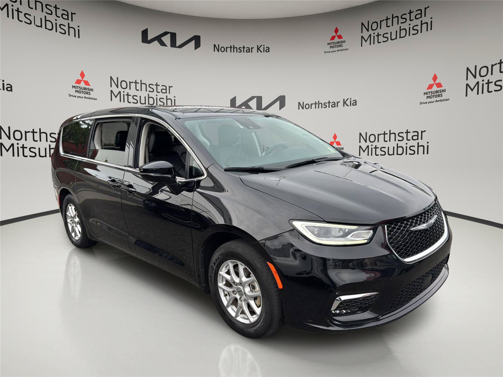 Used 2024 Chrysler Pacifica Touring-L FWD image 7