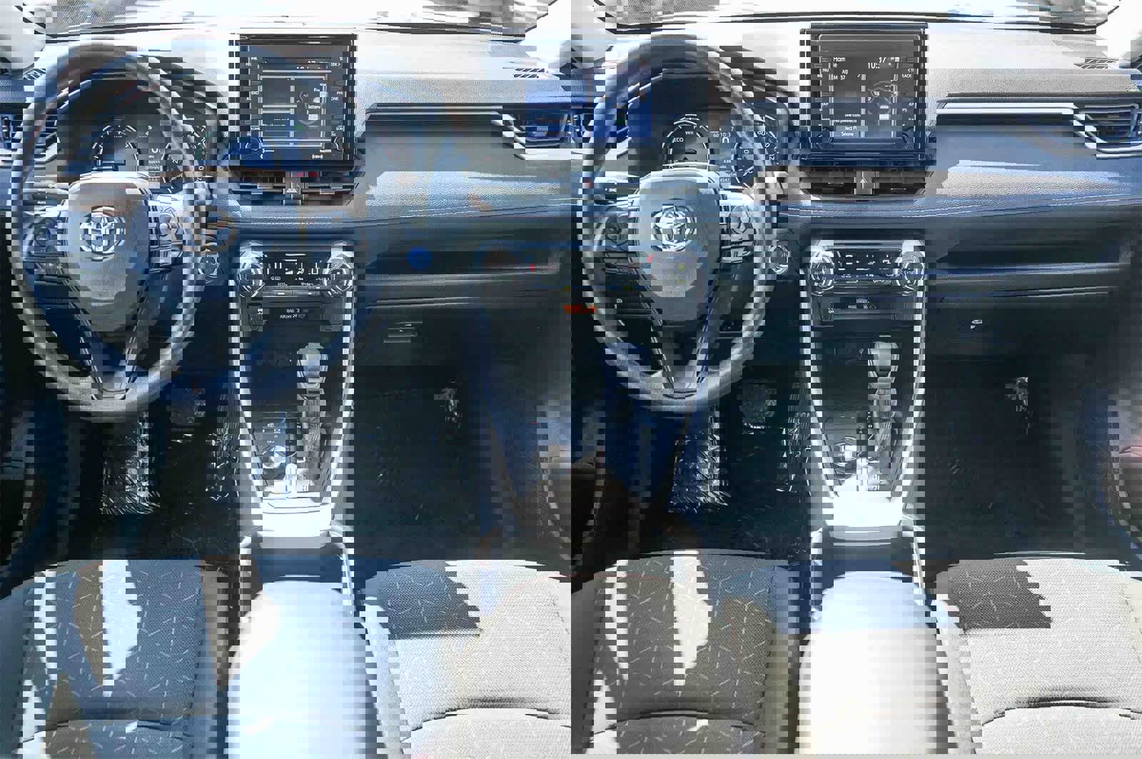 Used 2022 Toyota RAV4 XLE w/ Convenience Package image 11