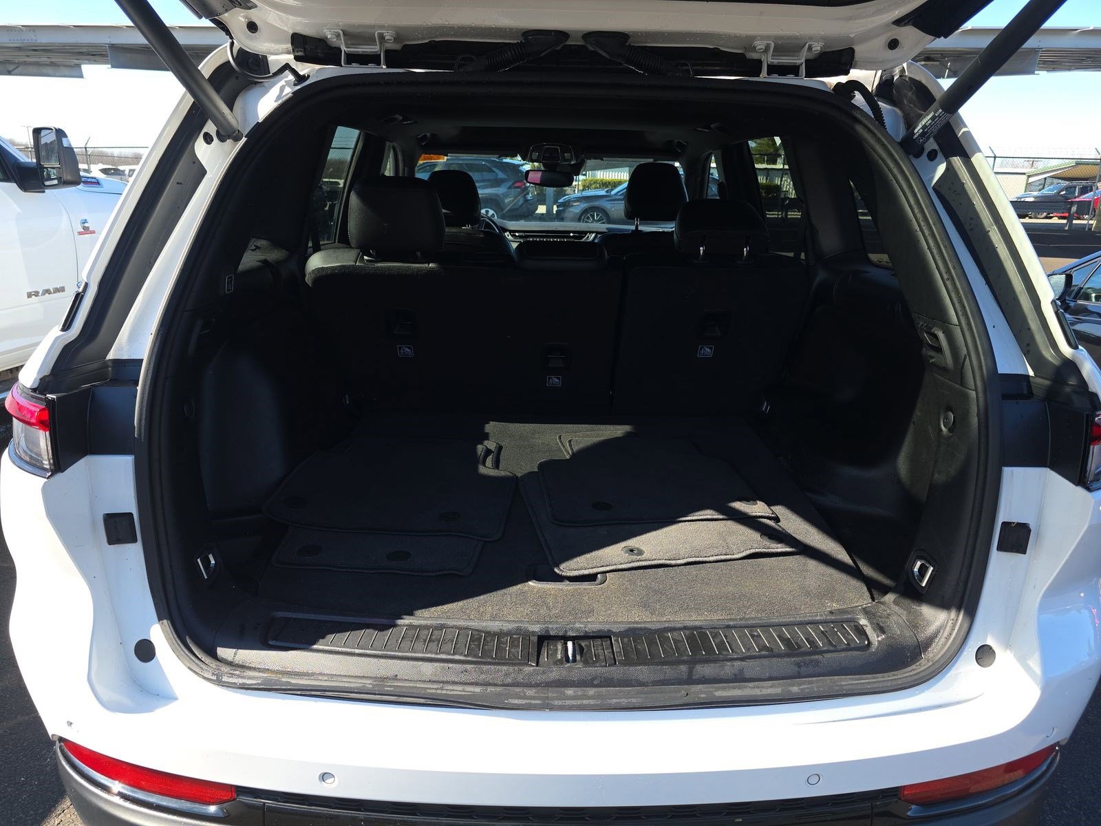 Used 2023 Jeep Grand Cherokee Altitude image 17