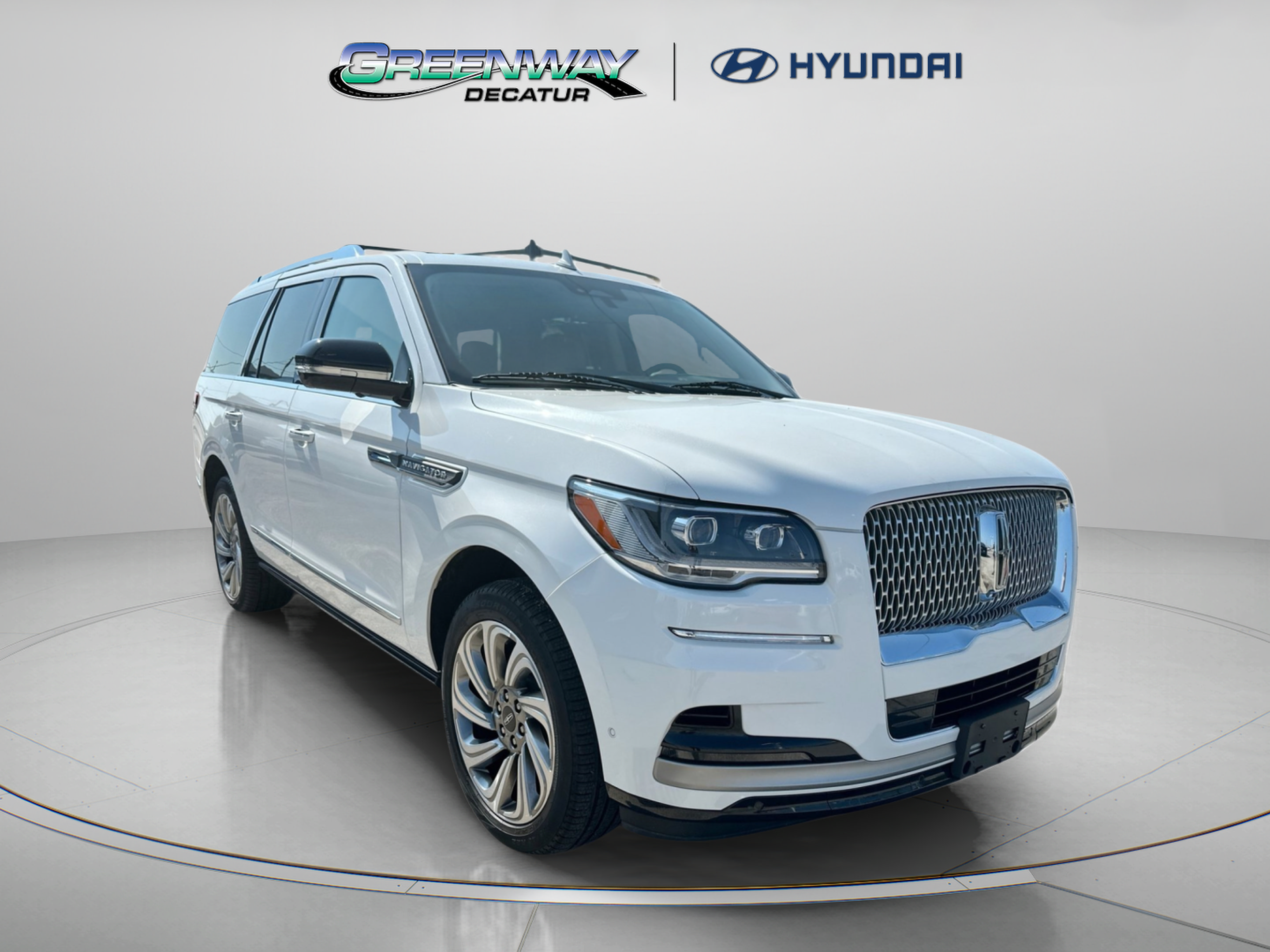 Used 2023 Lincoln Navigator Reserve AWD/4WD image 2
