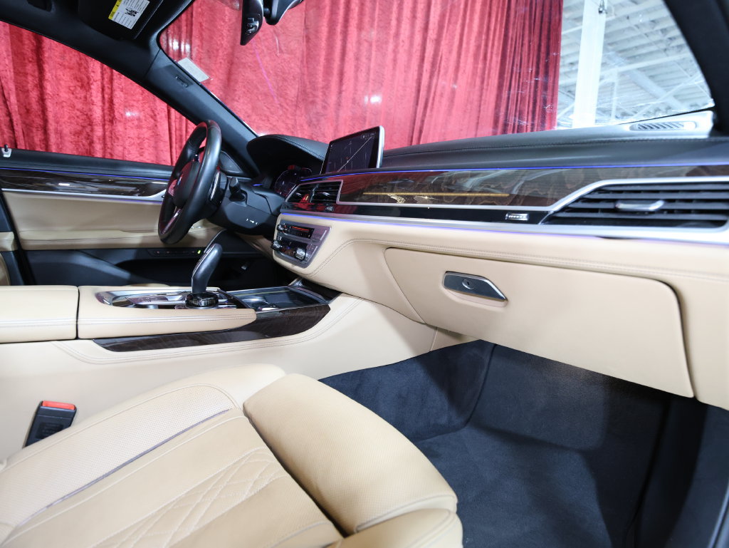 Used 2020 BMW 750i xDrive w/ Executive Package AWD/4WD image 28