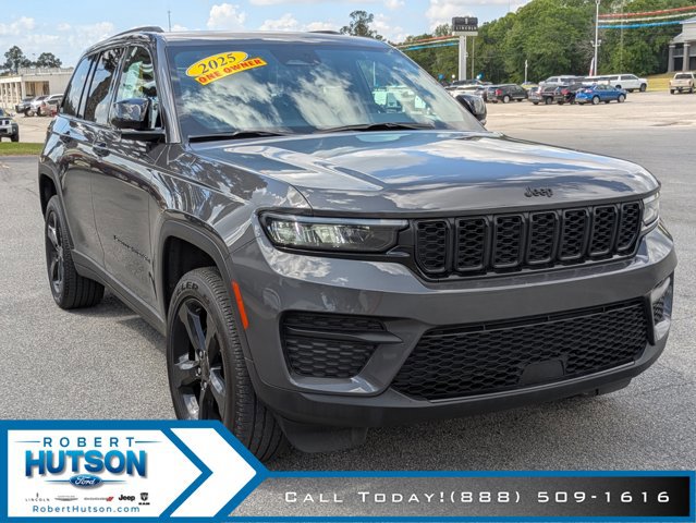 Used 2025 Jeep Grand Cherokee Altitude AWD/4WD image 4