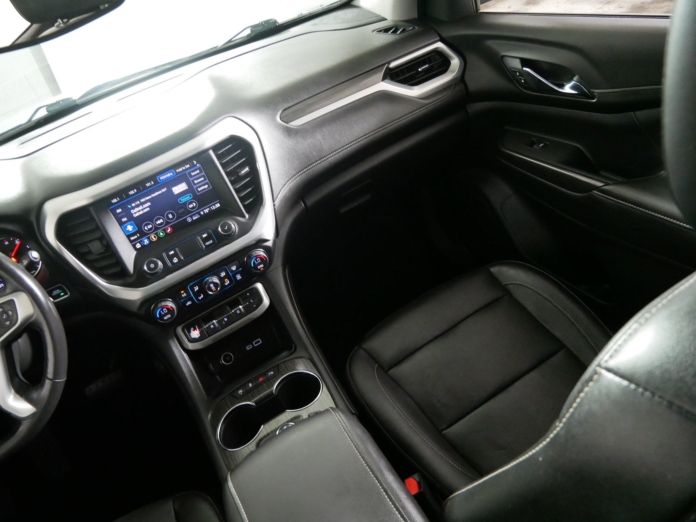 Used 2020 GMC Acadia SLT w/ Driver Alert Package II AWD/4WD image 11