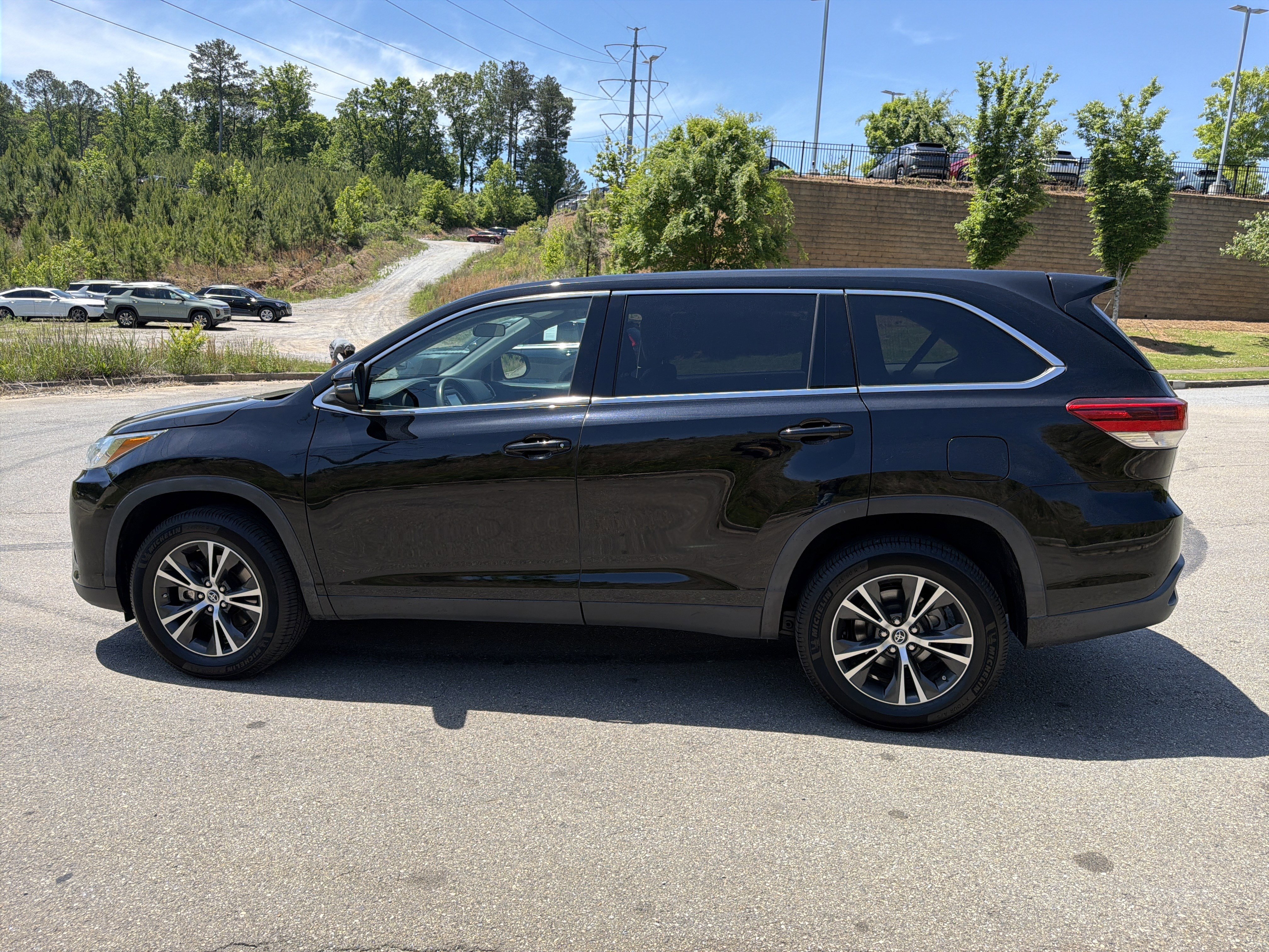 Used 2019 Toyota Highlander LE FWD image 8