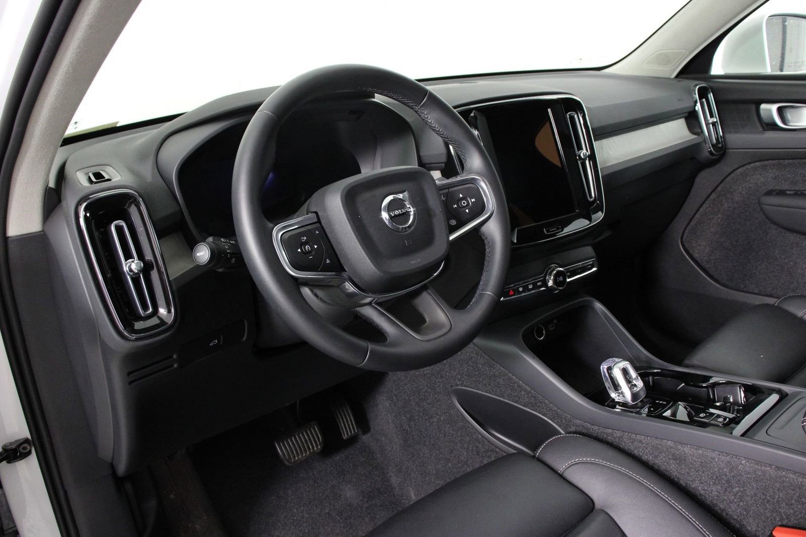 Certified 2025 Volvo XC40 B5 Plus image 14