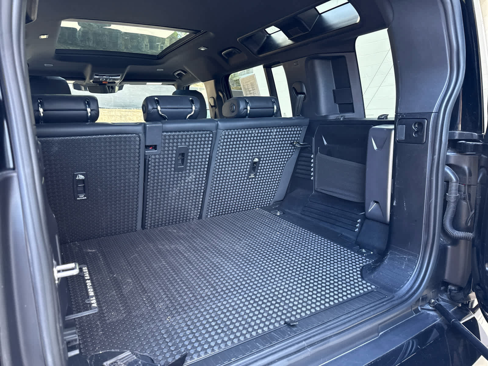 Certified 2023 Land Rover Defender 110 X-Dynamic SE image 17