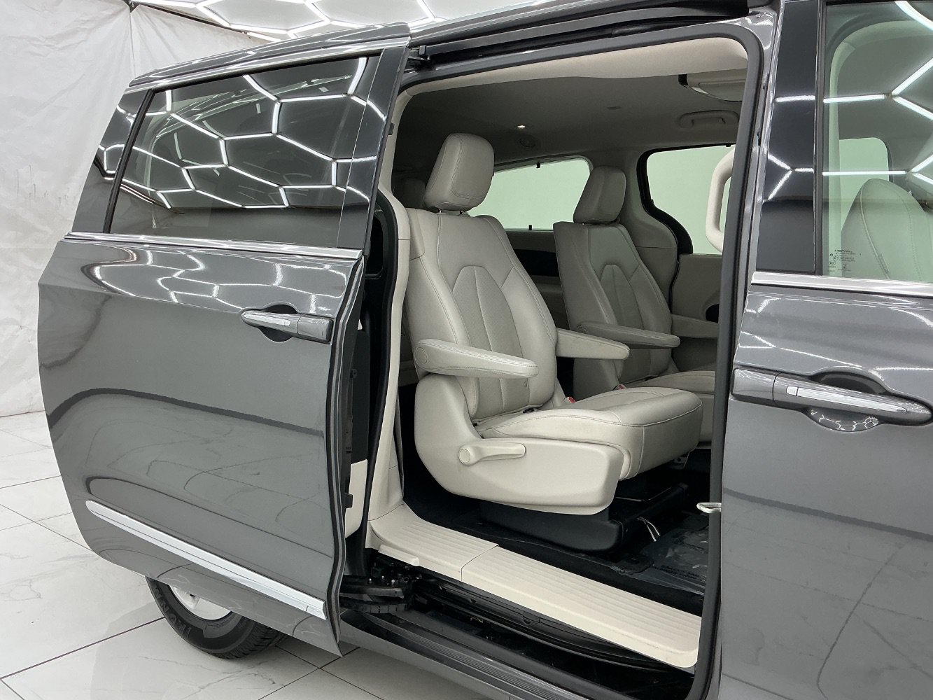 Used 2018 Chrysler Pacifica Touring-L FWD image 23