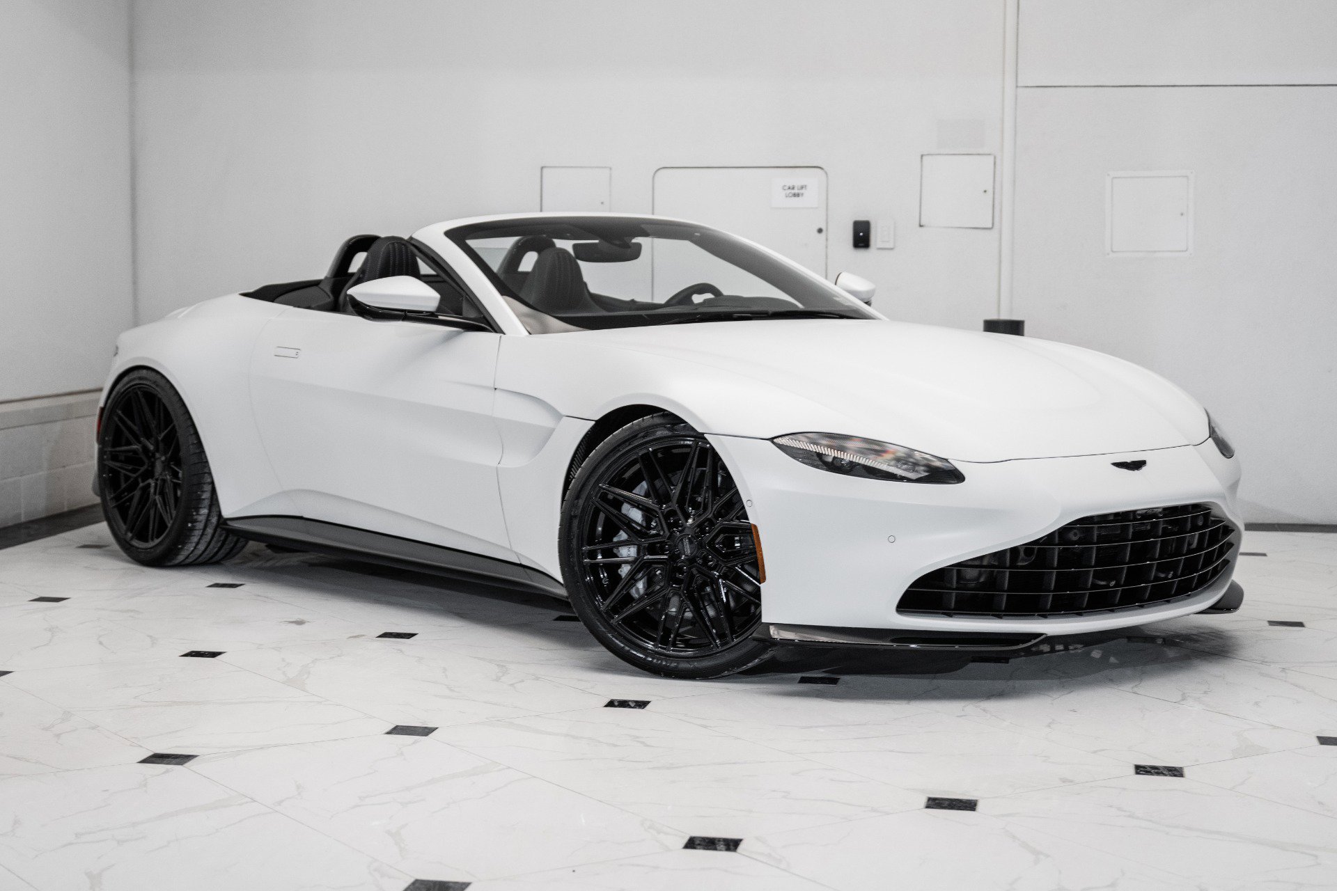 Used 2023 Aston Martin V8 Vantage Roadster image 31