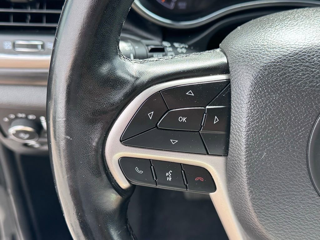 Used 2020 Jeep Grand Cherokee Laredo AWD/4WD image 15