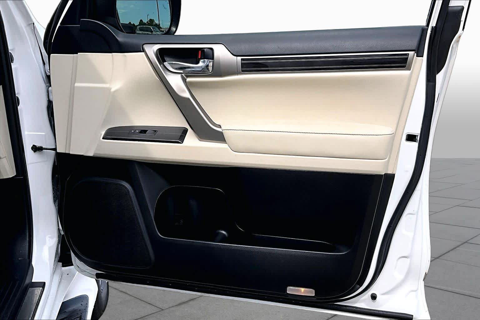 Used 2020 Lexus GX 460 Luxury w/ Accessory Package AWD/4WD image 23
