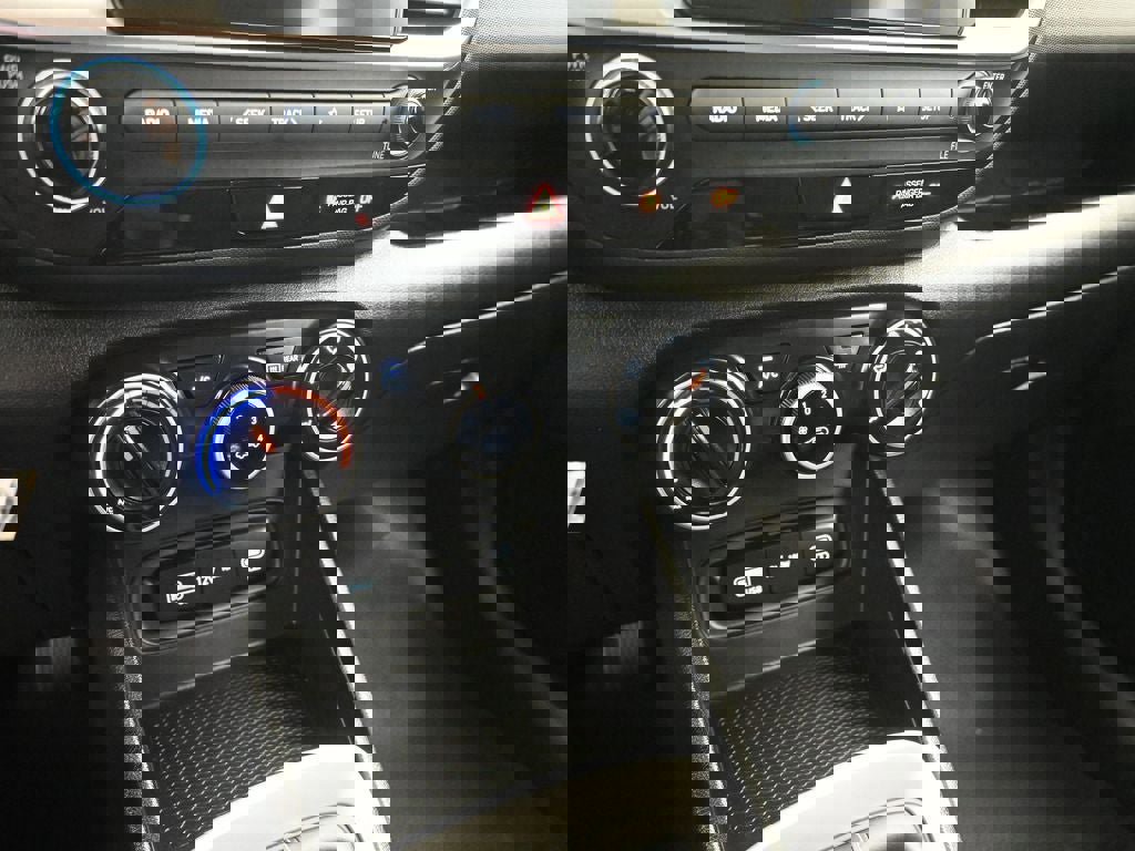 New 2025 Hyundai Venue SE image 17