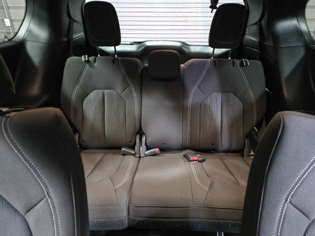 Used 2020 Chrysler Pacifica Touring w/ S Appearance Package image 19