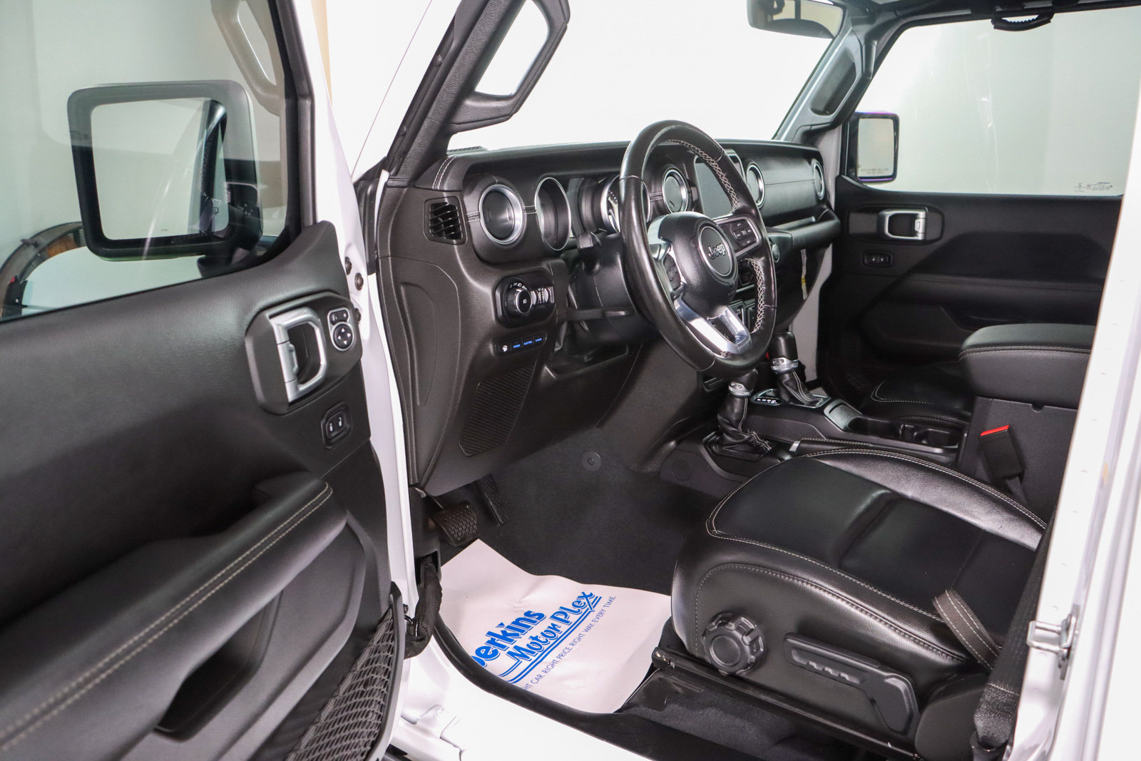 Used 2022 Jeep Wrangler Unlimited Sahara w/ Cold Weather Group AWD/4WD image 4