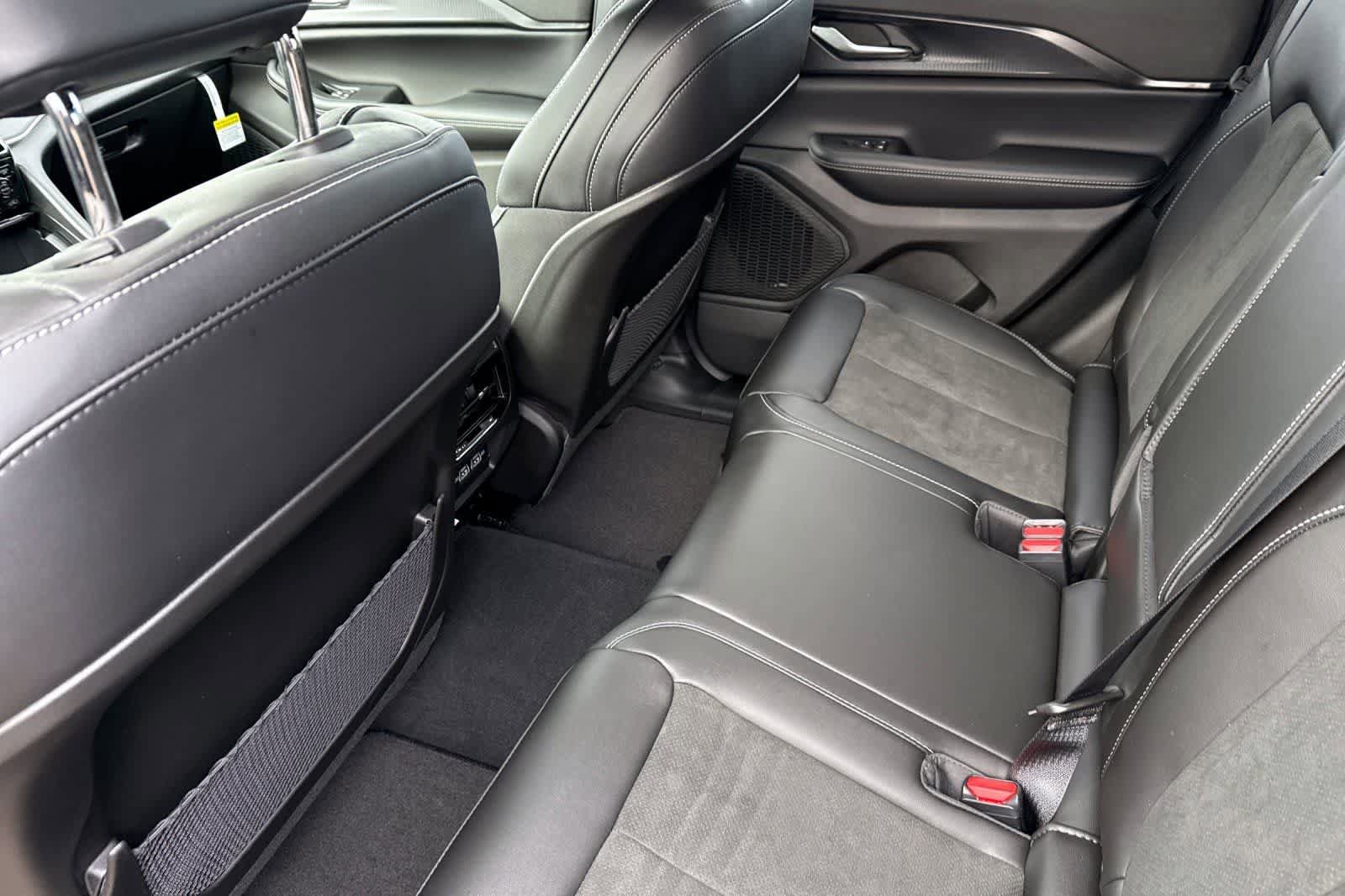 New 2025 Jeep Grand Cherokee Altitude image 4