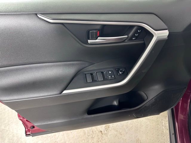 Used 2021 Toyota RAV4 XLE Premium image 19