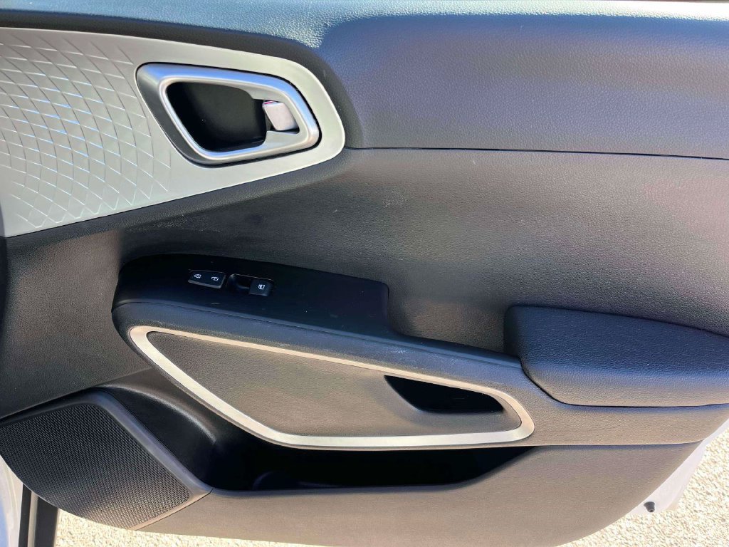 Used 2023 Kia Soul LX w/ LX Technology Package FWD image 10
