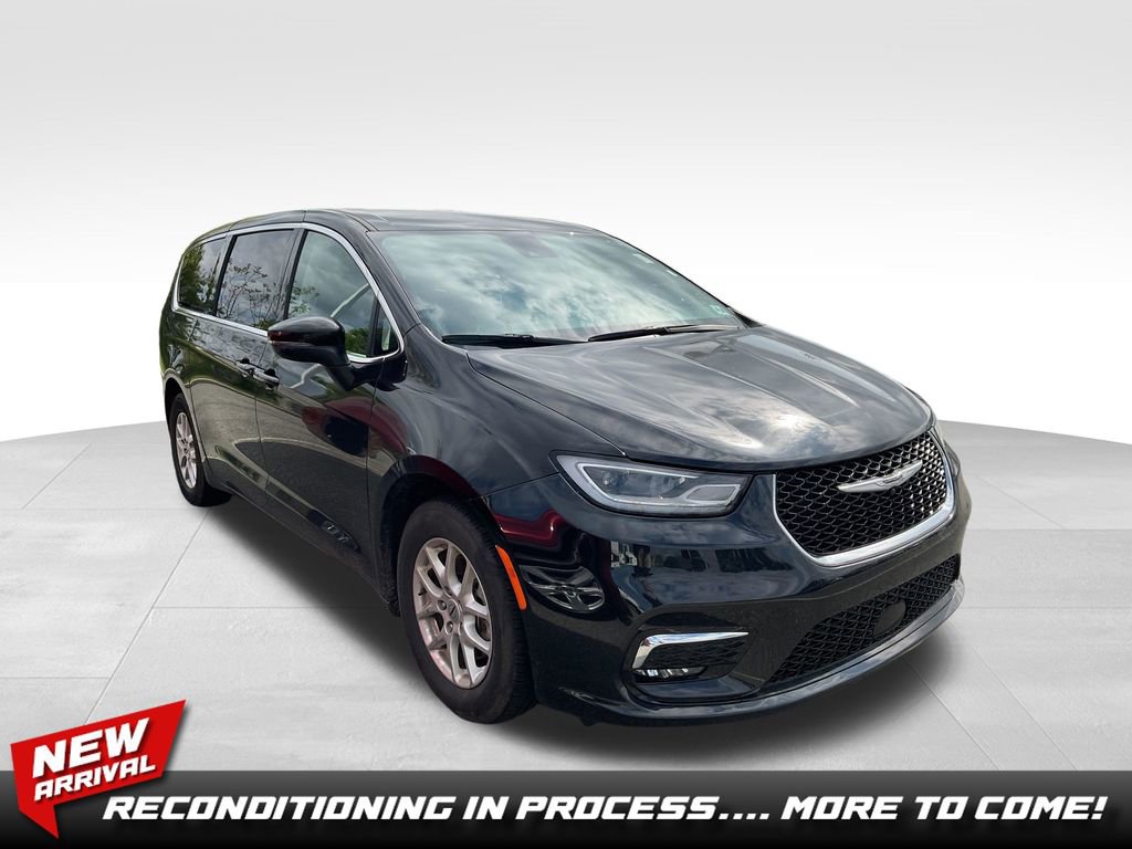 Used 2023 Chrysler Pacifica Touring-L FWD image 1