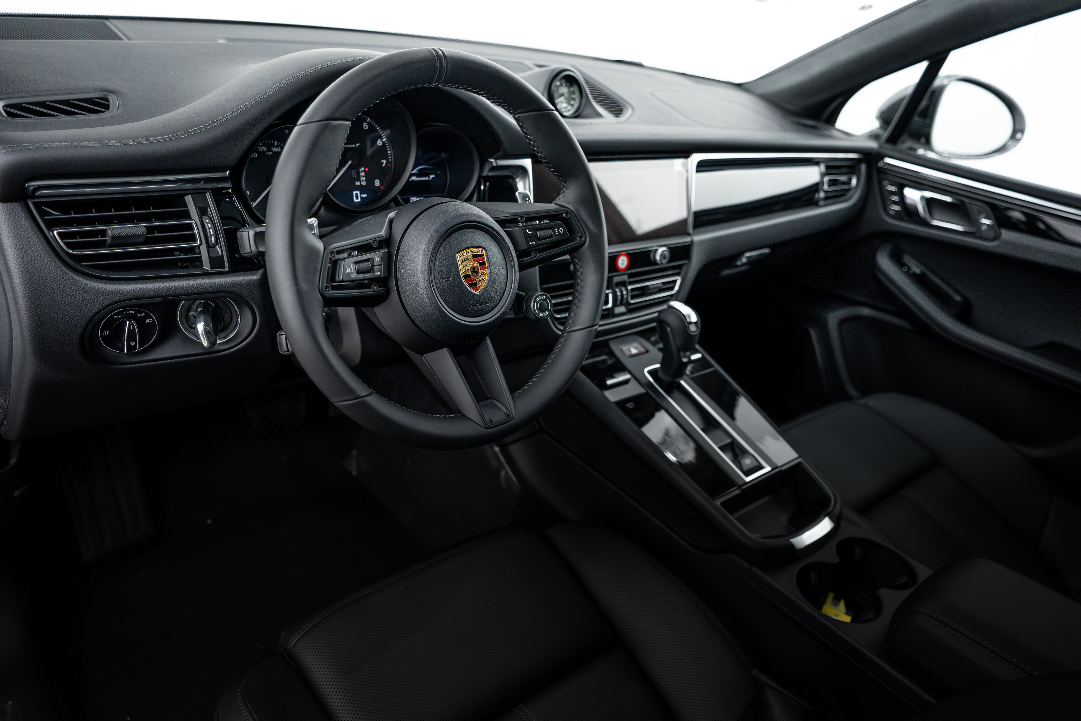 Certified 2026 Porsche Macan Turbo AWD/4WD image 14