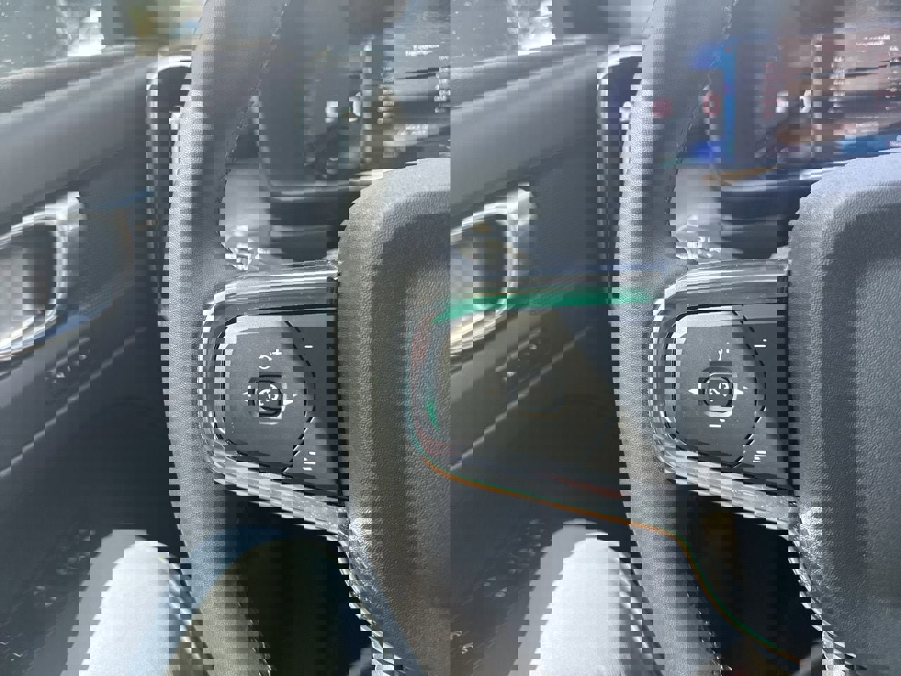 Certified 2023 Volvo XC40 B5 Plus image 21