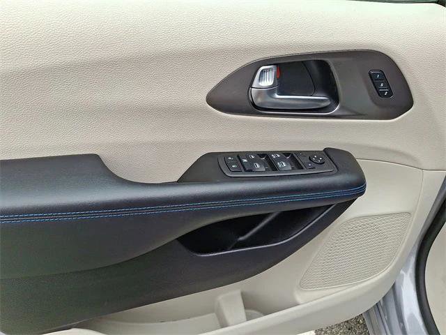 Certified 2021 Chrysler Pacifica Touring-L image 10