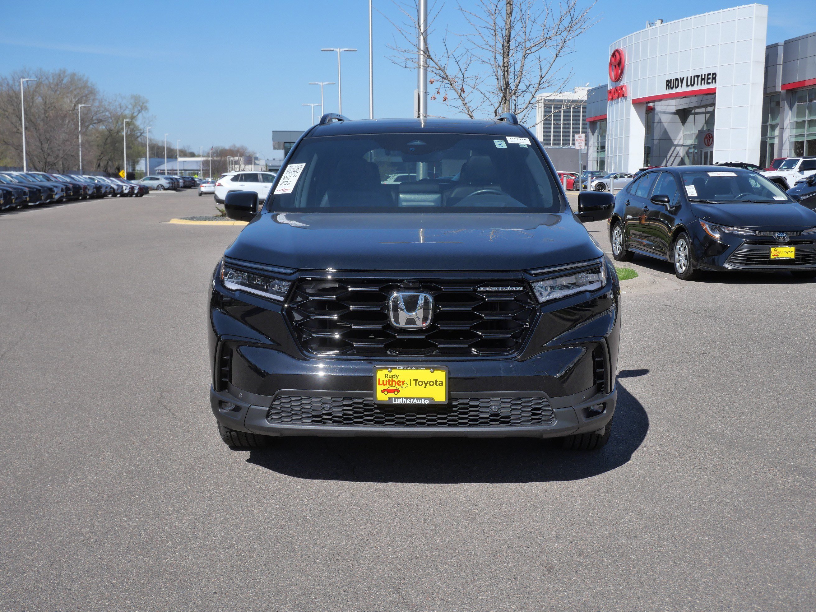 Used 2025 Honda Pilot Black Edition image 2