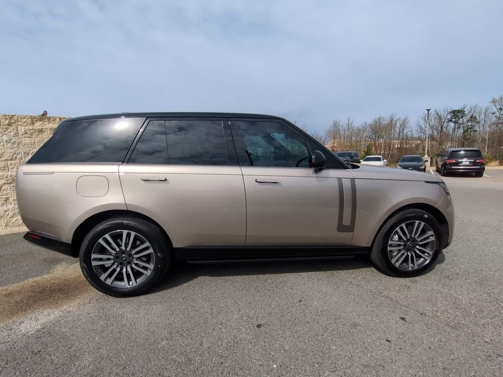 Used 2025 Land Rover Range Rover SE AWD/4WD image 3
