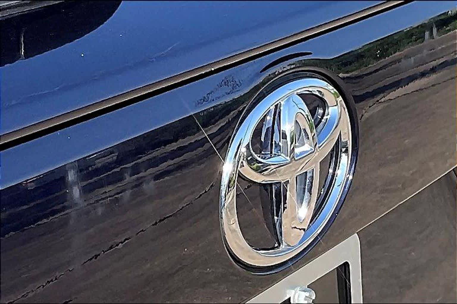 Used 2025 Toyota RAV4 XLE FWD image 31