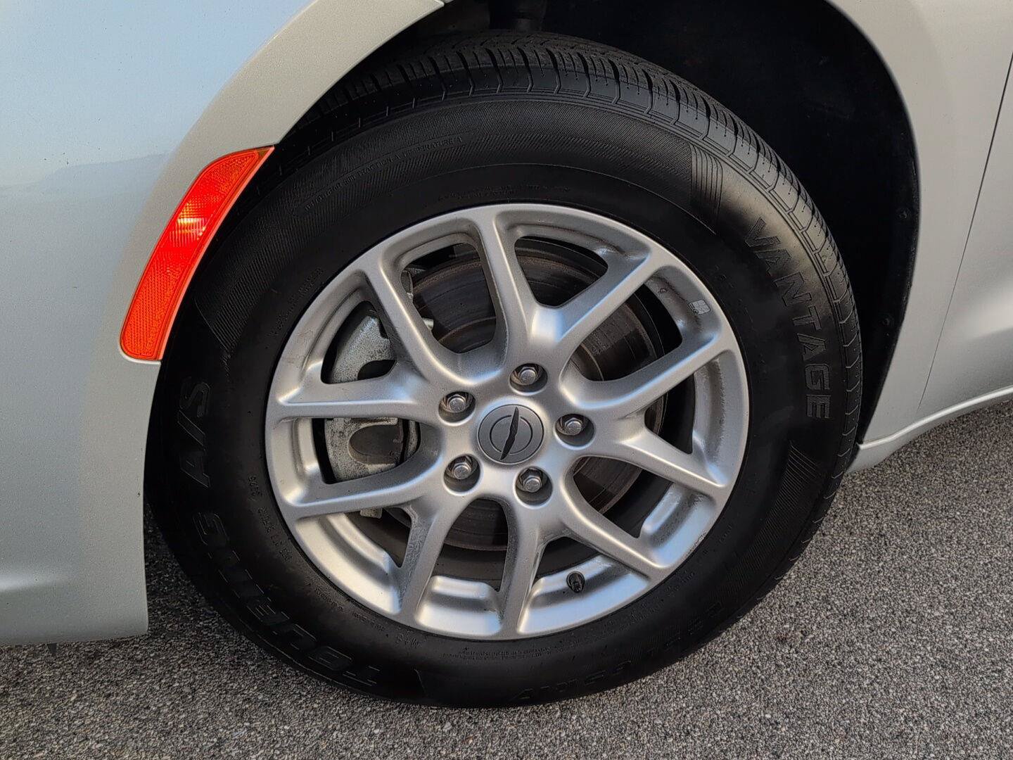 Used 2024 Chrysler Pacifica Touring-L FWD image 9