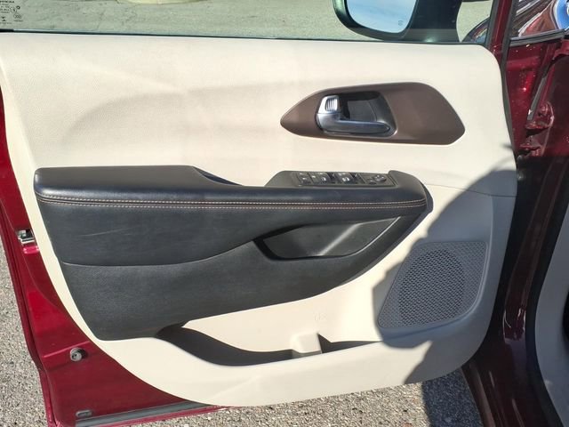 Used 2017 Chrysler Pacifica Touring image 9