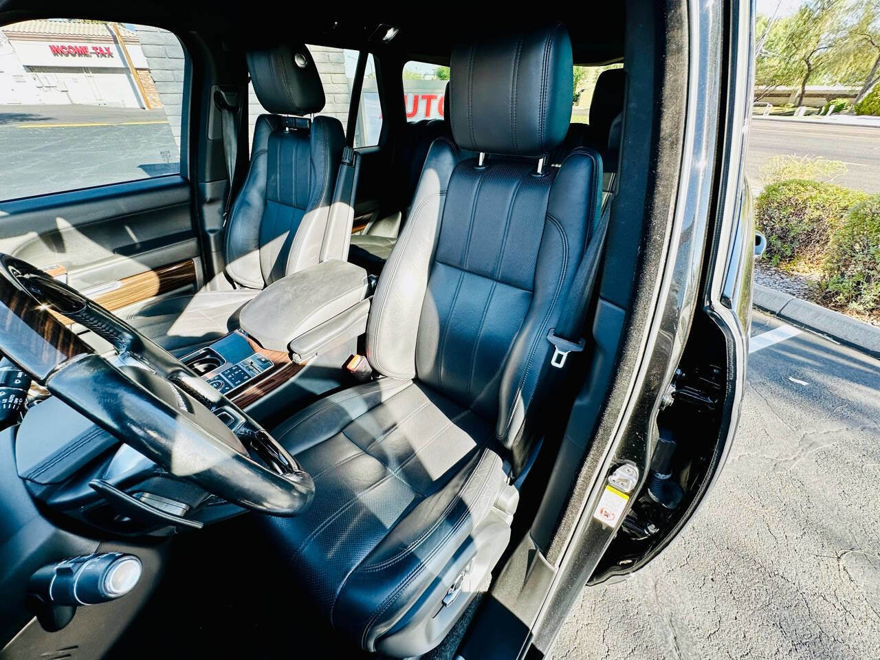 Used 2016 Land Rover Range Rover HSE image 16