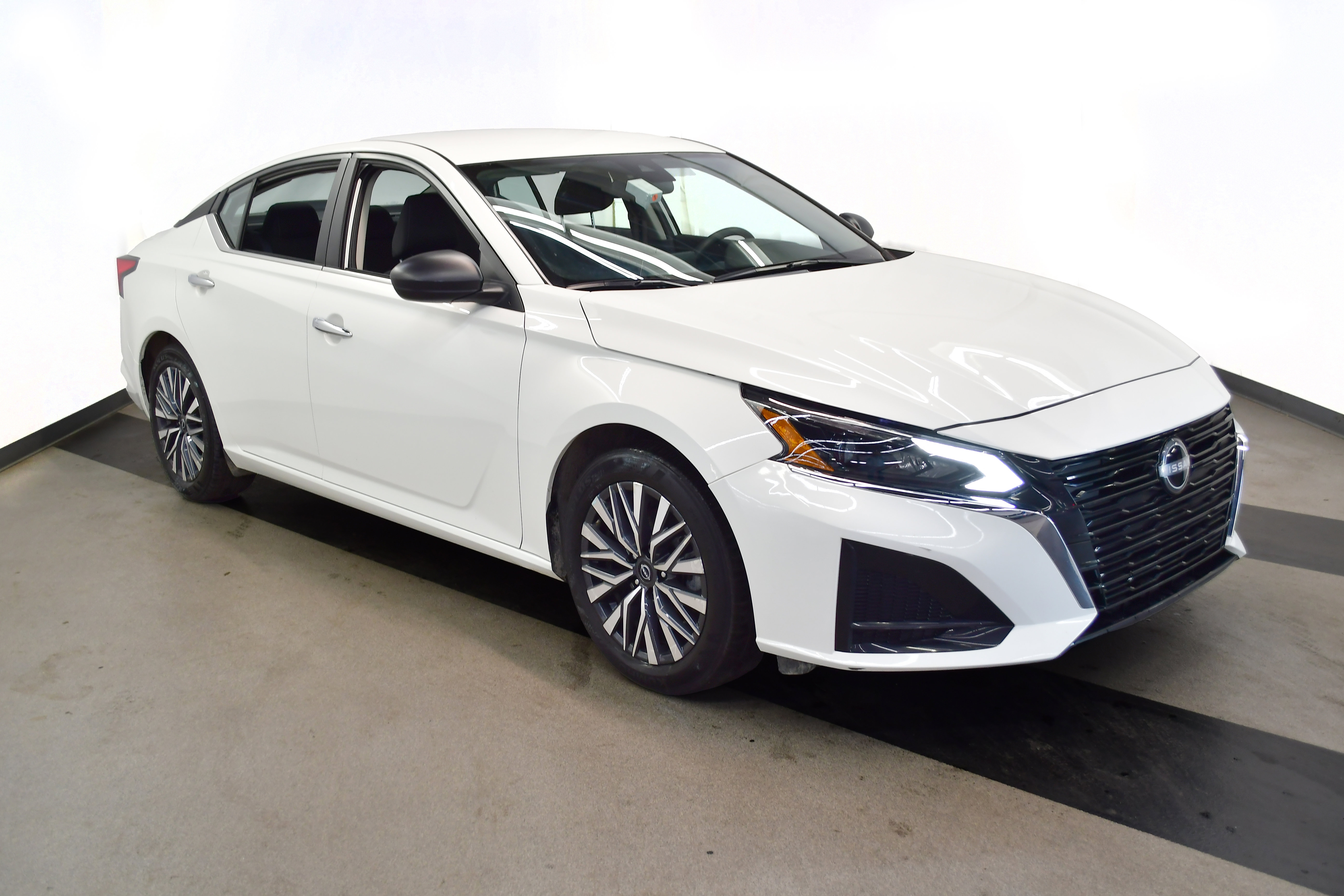 Used 2025 Nissan Altima 2.5 SV FWD image 2