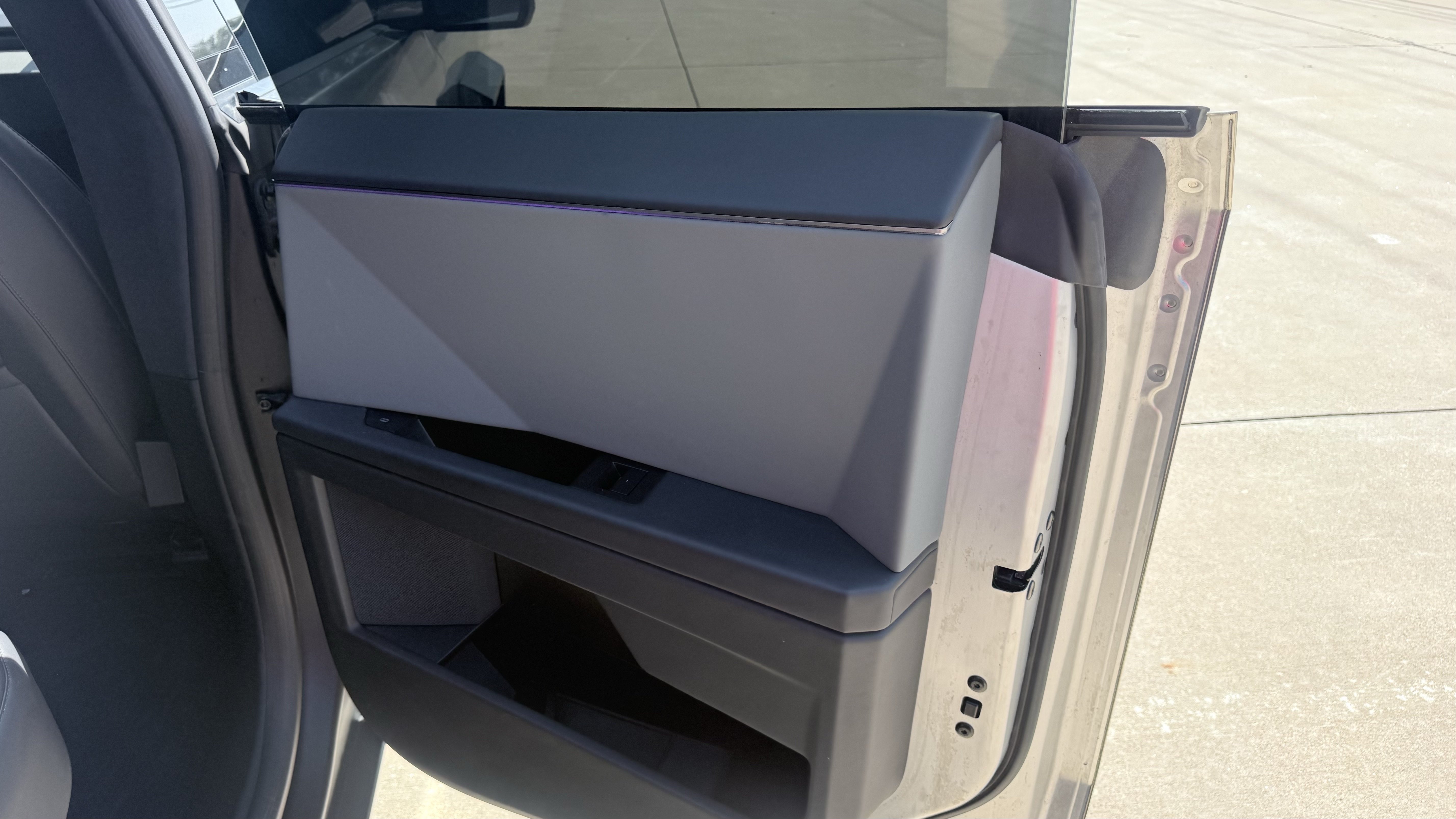 Used 2025 Tesla Cybertruck AWD Crew Cab image 40