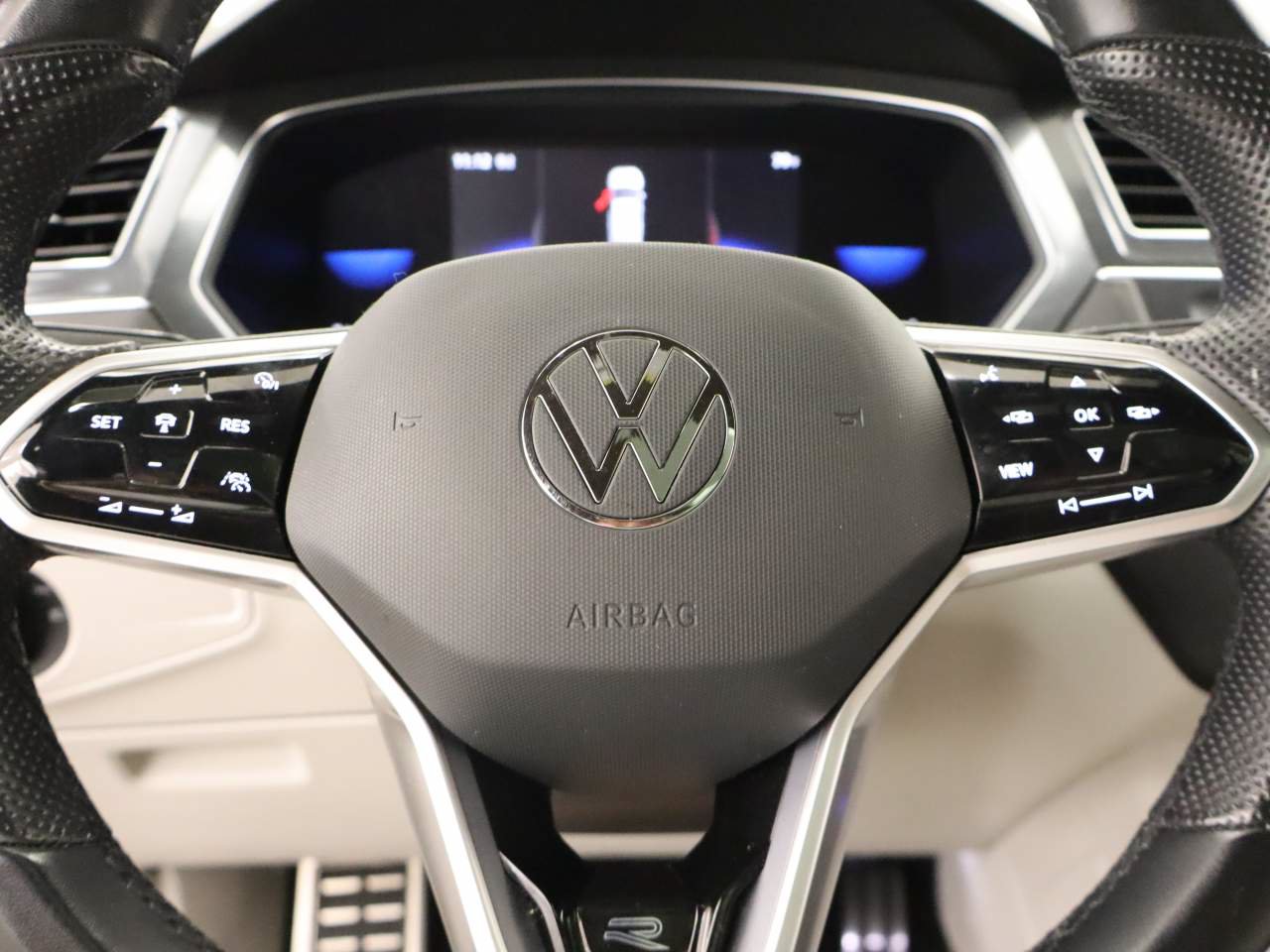Used 2023 Volkswagen Tiguan SE R-Line AWD/4WD image 12