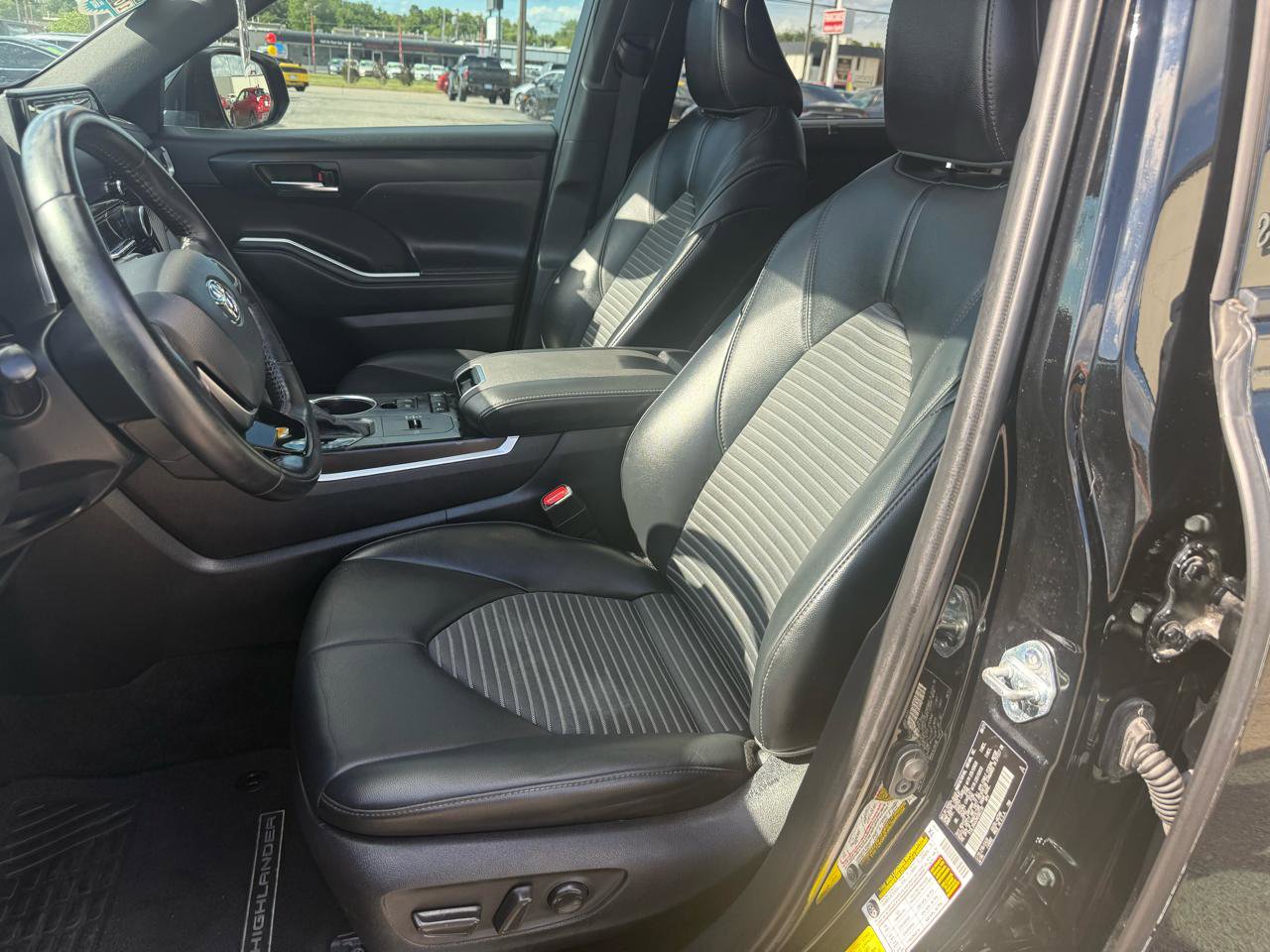 Used 2021 Toyota Highlander XSE FWD image 11